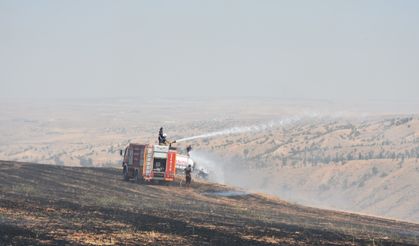 Kırıkkale'de tarlada çıkan örtü yangını itfaiye ekiplerince söndürüldü