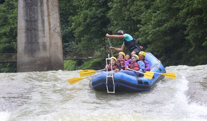 Rize'de yerli ve yabancı turistlerin rafting keyfi