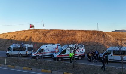 Kırıkkale'de üç servis aracının karıştığı kazada 10 kişi yaralandı