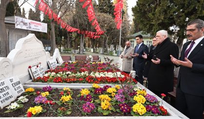 İYİ Parti Genel Başkanı Dervişoğlu, Necmettin Erbakan'ı kabri başında andı