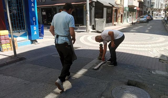 Araçların işgal ettiği sokaktaki esnaf kendi çözümünü buldu