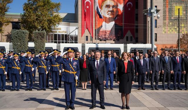 Cumhuriyetimizin 101. yılı Eskişehir'de çelenk sunma töreniyle başladı