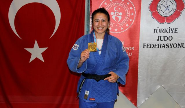 Öğrencilerini motive etmek için 13 yıl sonra çıktığı minderde Türkiye şampiyonu oldu