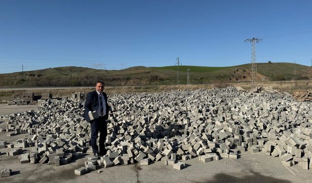 Akıncılar'da belediye ekipleri parke taşı döşeme çalışmalarını sürdürüyor
