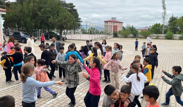 Akıncılar'da ilkokul öğrencileri şenlik programı düzenledi