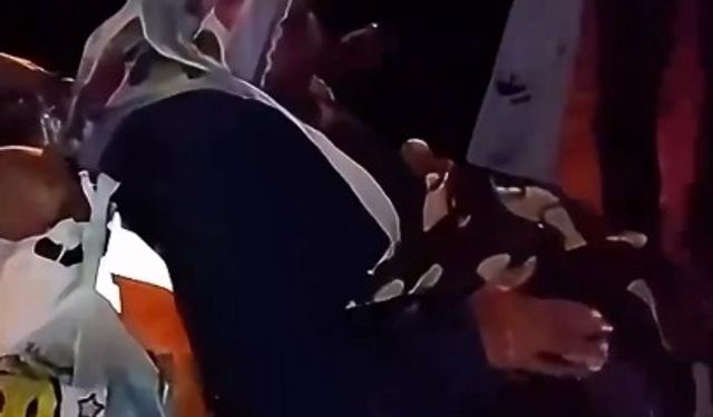 Belediye personelinden akülü tekerlekli sandalyesi arıza yapan yaşlı kadına yardım