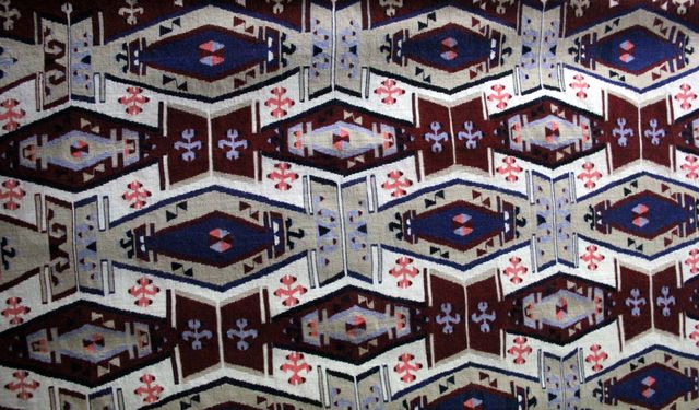 Beypazarı Halk Eğitimi Merkezinde dokunan kilimler kök boyayla renklendiriliyor