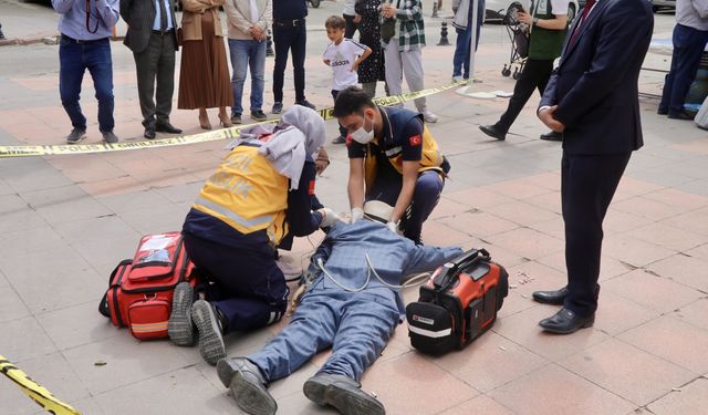 Çankırı'da polis, sigaradan ölüm vakası canlandırmasında delil olarak izmarit topladı