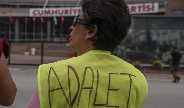 Çiğli Belediyesinden çıkarılan kadın işçilerden CHP Genel Merkezi önünde eylem