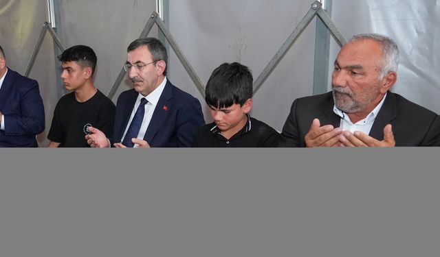 Cumhurbaşkanı Yardımcısı Yılmaz'dan, şehit Astsubay Uzun'un ailesine taziye ziyareti