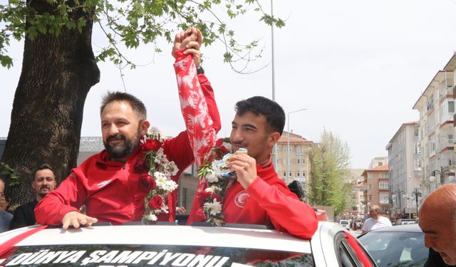 Dünya şampiyonu halterci Ramazan Efe Yılmaz, memleketi Çankırı'da törenle karşılandı