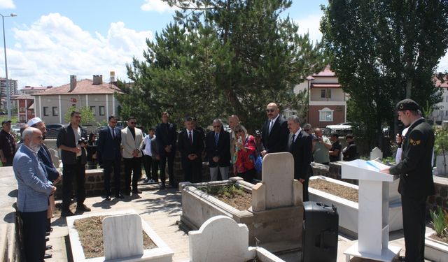 Emekli Korgeneral Polat, mezarı başında anıldı