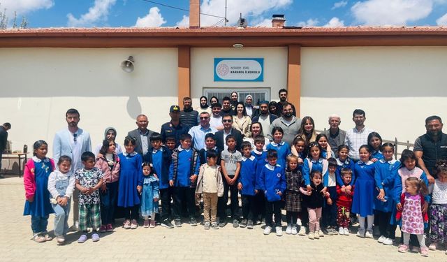 Eskil Kaymakamı Yurddaş, üniversite öğrencileriyle köy okuluna ziyarette bulundu
