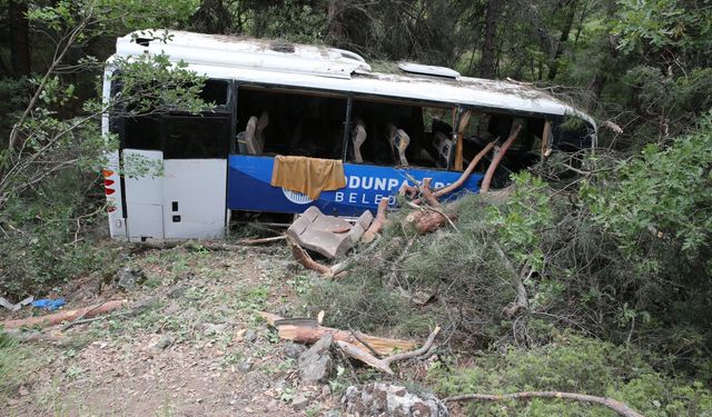 Eskişehir'de tırmanma yarışı görevlilerini taşıyan midibüsün yoldan çıkması sonucu 28 kişi yaralandı