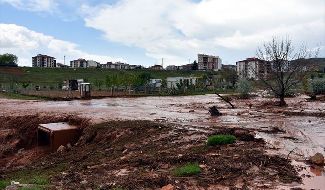 GÜNCELLEME - Kırıkkale'de sağanak nedeniyle dereler taştı, ev ve iş yerlerini su bastı