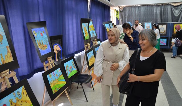 Kahramankazan'da öğrencilerin kitaplardan esinlenip yaptıkları resimler sergilendi