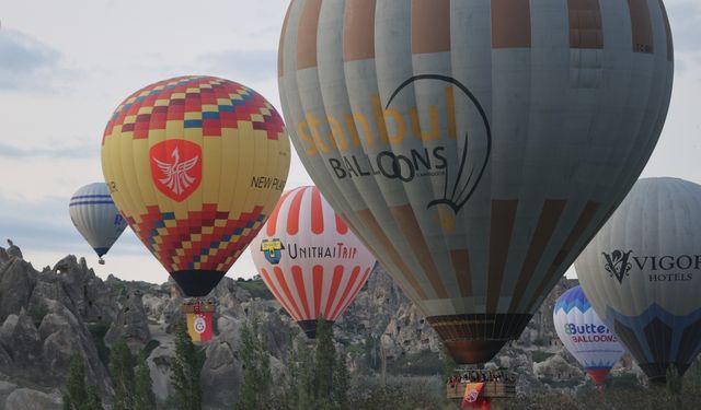 Kapadokya'da gökyüzü Türk bayrakları ve Atatürk posterleriyle süslendi