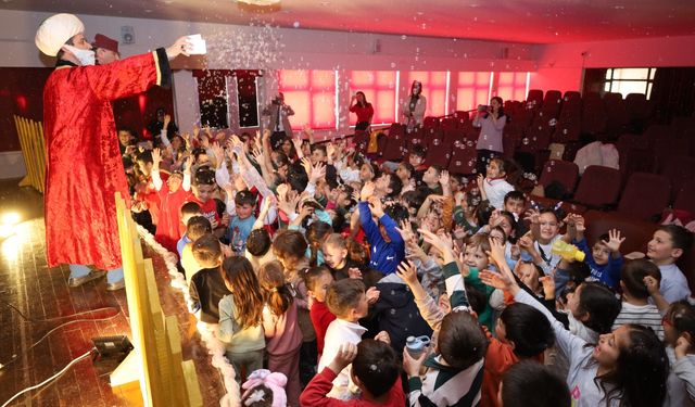 Kaymakam Minuz'dan öğrencilere tiyatro sürprizi