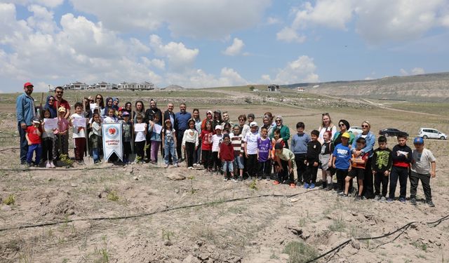 Kayseri'de ilkokul öğrencileri gilaburu bitkisinin dikimine katıldı