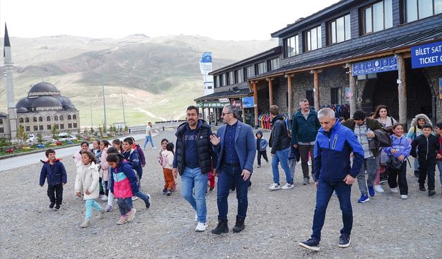Kayseri'de ilkokul ve ortaokul öğrencileri Erciyes'i gezdi
