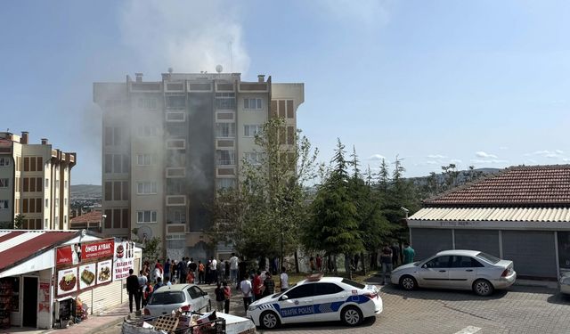 Kırıkkale'de apartmanda çıkan yangında 6 kişi dumandan etkilendi