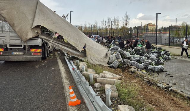 Kırıkkale'de devrilen tırın sürücüsü yaralandı