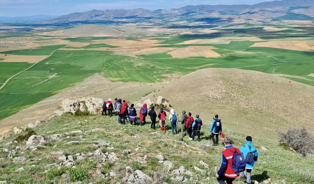 Kırşehir'de dağcılar 1528 metre yüksekliğindeki Aliöllez Dağı zirvesine tırmanış yaptı