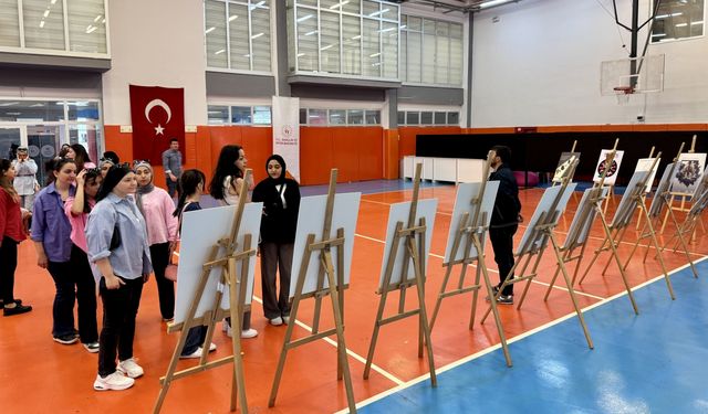 Kırşehir'de gençler Yeşilay'ın bağımlılıkla mücadele sergisini gezdi