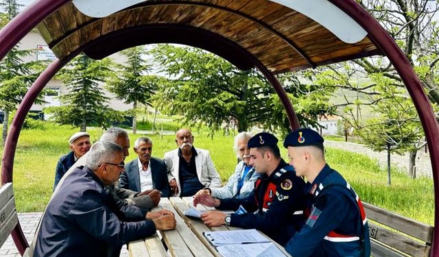 Kırşehir'de jandarma ekipleri köylerdeki vatandaşı bilgilendiriyor
