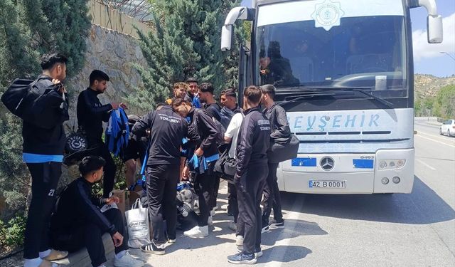 Konya'da kafileyi taşıyan otobüsün lastiği patlayınca futbolcular maça taksiyle gitti