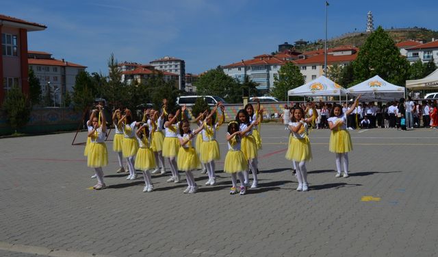 Şabanözü'de ilkokul öğrencileri mezuniyet sevinci yaşadı