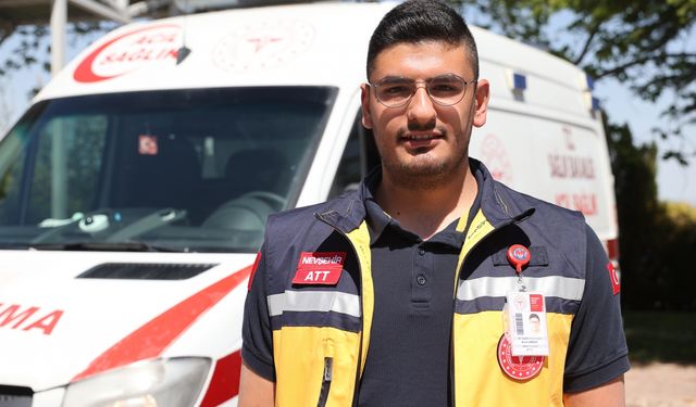 Sağlık çalışanı çift aynı ambulansta hayat kurtarmak için çalışıyor