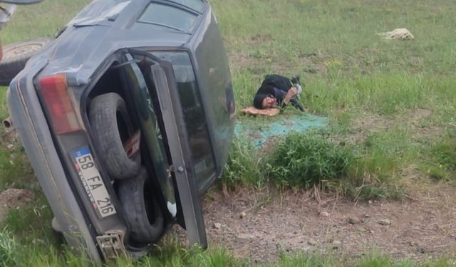 Şarkışla'da koyun sürüsüne çarpan otomobildeki 2 kişi yaralandı