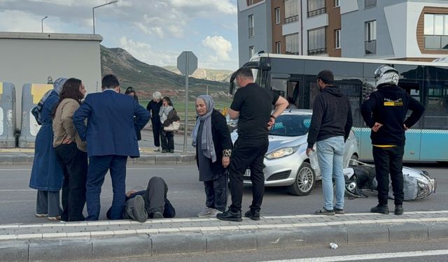 Sivas'ta otomobil ile motosikletin çarpıştığı kazada polis memuru yaralandı