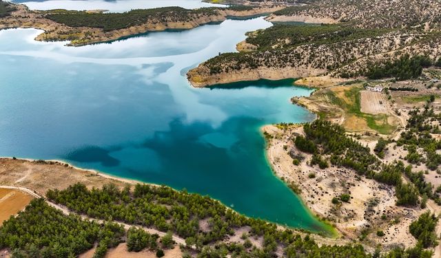 Torosların eteklerindeki Ermenek Baraj Gölü, turkuaz rengiyle etkileyici görüntüler sunuyor