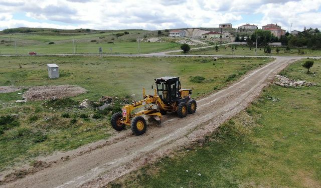 İnönü’de tarla yollarının bakımları devam ediyor