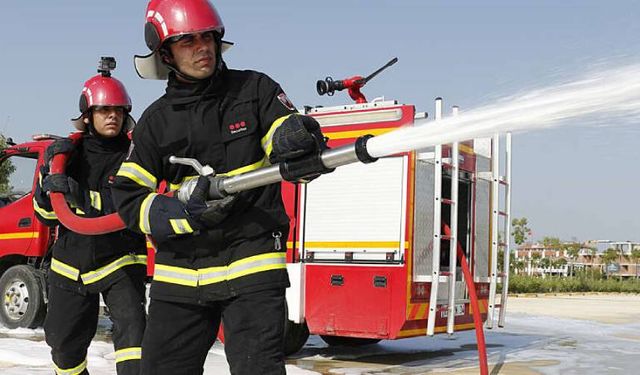 Eskişehir'de süt ürünleri deposunda çıkan yangında 2 kişi dumandan etkilendi
