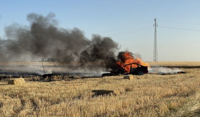 Aksaray'da alev alan otomobil ile içinde bulunduğu arazi kullanılamaz hale geldi