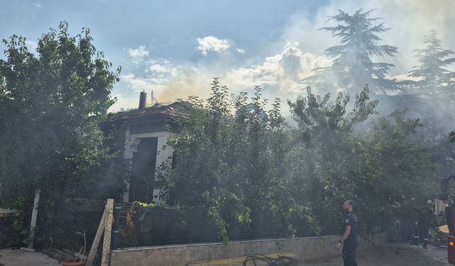 Bahşılı'da kömürlükte başlayan ve eve sıçrayan yangın söndürüldü
