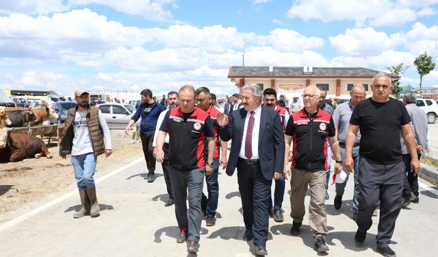 Başkan Palancıoğlu kurban pazarında incelemede bulundu