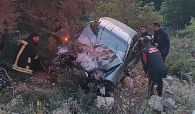 Beyşehir'de uçuruma devrilen otomobildeki 3 kişi yaralandı