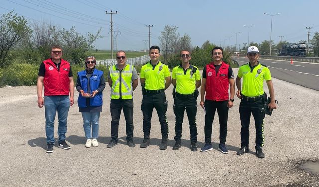 Çerkeş protokolü, yolculuk yapan vatandaşlara kolonya ve şeker ikram etti