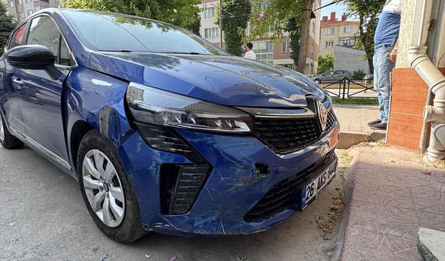 Eskişehir'de bir otomobilin iş yerine çarpması güvenlik kamerasında