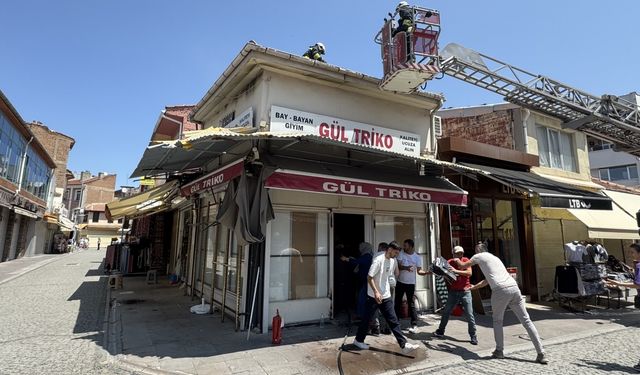 Eskişehir'de iş yerinin çatısında çıkan yangın söndürüldü