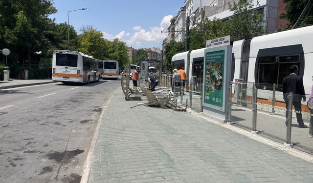 Eskişehir'de sürücüsü fenalaşan belediye otobüsünün çarptığı tramvay durağındaki kişi yaralandı