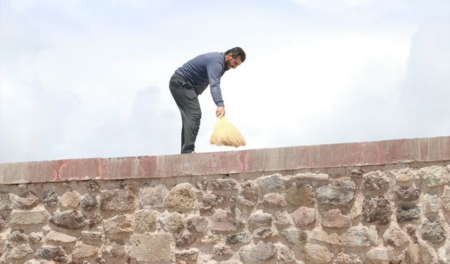 Evliya Dağı'nın zirvesindeki türbenin bakımını 11 yıldır gönüllü yapıyor