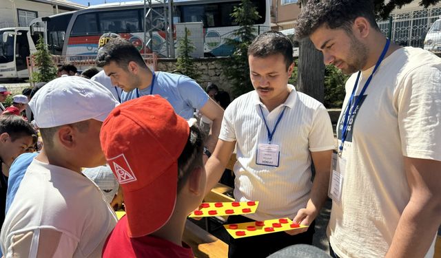 Karaman'da akademisyenler ve üniversite öğrencileri köy okullarında bilim etkinliği düzenliyor