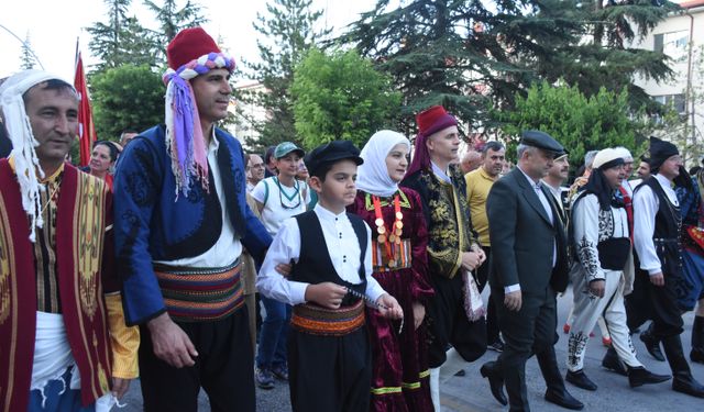 Karaman'da Halk Oyunları Yıldızlar Türkiye Şampiyonası kortej yürüyüşü yapıldı