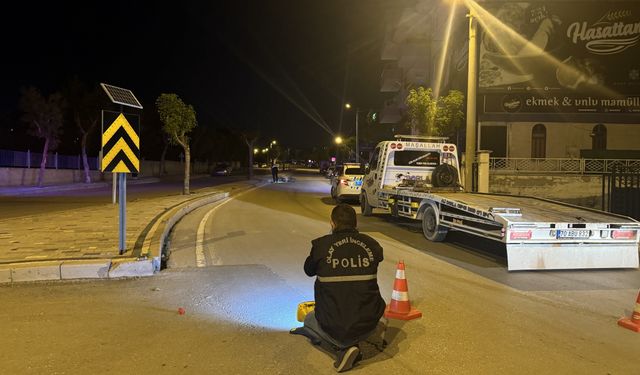Karaman'da refüje çarpan motosikletteki 2 kişi yaralandı