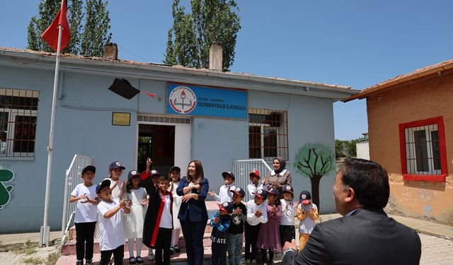 Kayseri Valisi Çiçek, ilkokul öğrencisi Bulut'un daveti üzerine mezuniyet törenine katıldı
